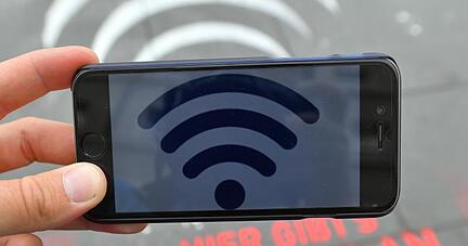 «Hier gibt's freies WLAN» steht auf Gehwegplatten. «Hier gibt's freies WLAN» steht auf Gehwegplatten.