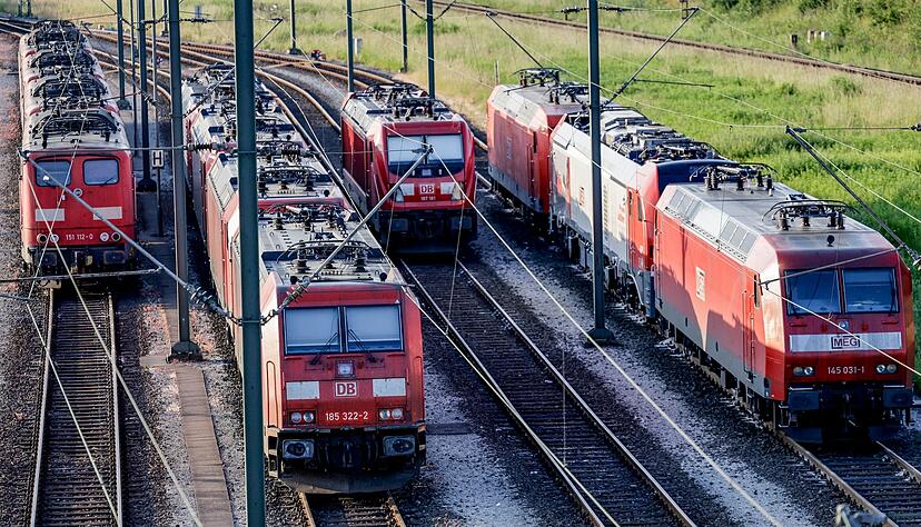 Aufgrund des Tarifstreits zwischen der Deutschen Bahn und der Gewerkschaft GDL wächst die Sorge vor Streik. Aufgrund des Tarifstreits zwischen der Deutschen Bahn und der Gewerkschaft GDL wächst die Sorge vor Streik.