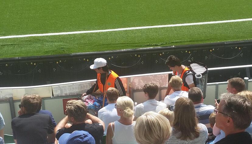 Das Essen wird im Stadion auch an den Platz gebracht.