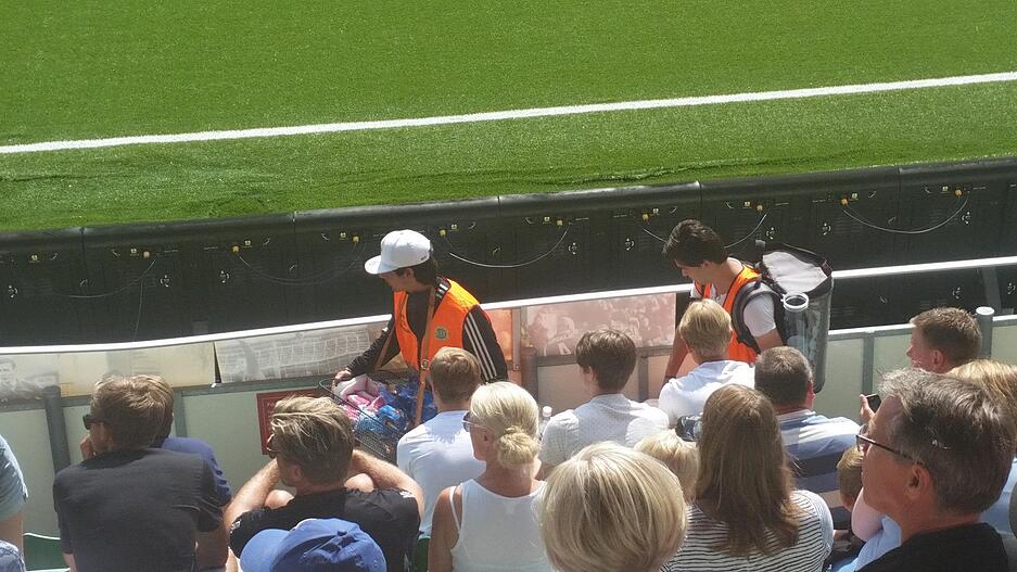 Das Essen wird im Stadion auch an den Platz gebracht.