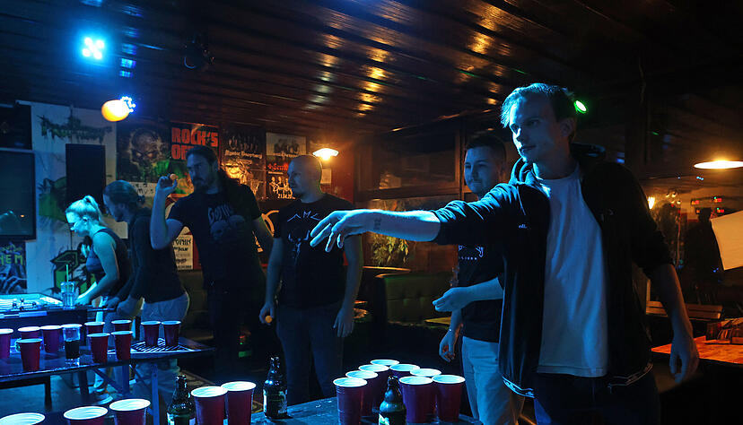 Angesagtes Beer Pong: Der Tischtennisball muss in Bechern landen. Foto: Ralf Seidel Angesagtes Beer Pong: Der Tischtennisball muss in Bechern landen. Foto: Ralf Seidel