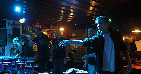 Angesagtes Beer Pong: Der Tischtennisball muss in Bechern landen. Foto: Ralf Seidel Angesagtes Beer Pong: Der Tischtennisball muss in Bechern landen. Foto: Ralf Seidel