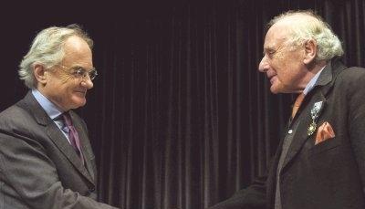 Der französische Botschafter in Deutschland, Bernard de Montferrand (links), gratuliert Reinhold Würth zu der hohen Auszeichnung des Kulturministeriums. An dessen Revers hängt der Orden eines Offiziers für Kunst und Literatur.Foto: privat Der französische Botschafter in Deutschland, Bernard de Montferrand (links), gratuliert Reinhold Würth zu der hohen Auszeichnung des Kulturministeriums. An dessen Revers hängt der Orden eines Offiziers für Kunst und Literatur.Foto: privat