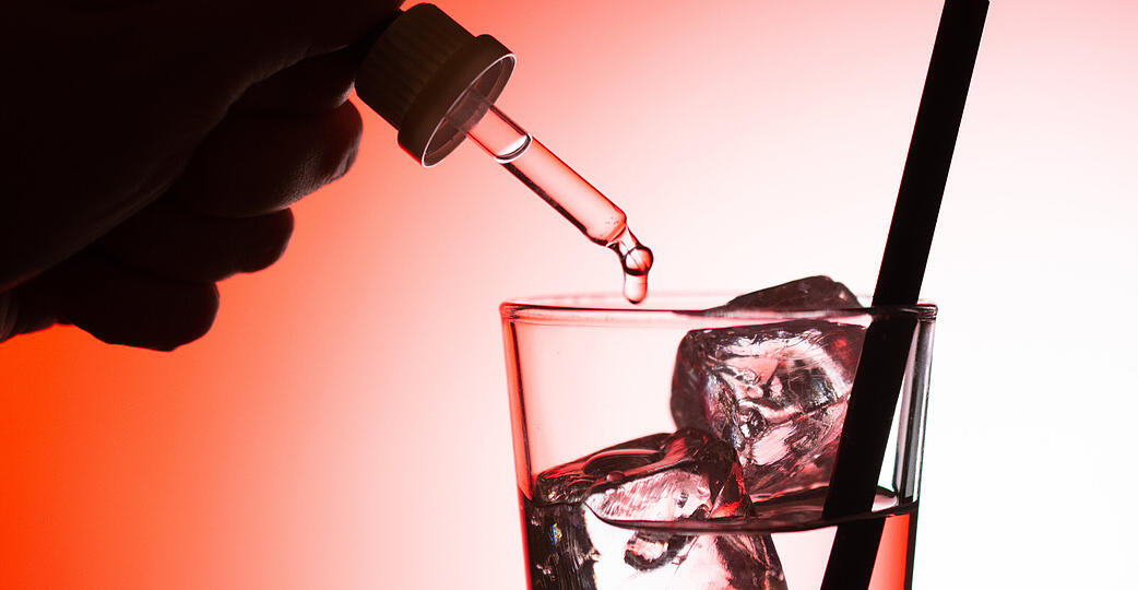 In unbeobachteten Momenten mischen die T&auml;ter ihren sp&auml;teren Opfern die K.o.-Tropfen ins Glas.