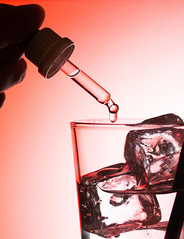 In unbeobachteten Momenten mischen die T&auml;ter ihren sp&auml;teren Opfern die K.o.-Tropfen ins Glas.