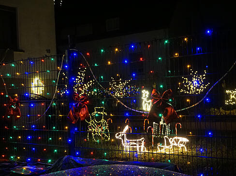 Nicht nur das Haus, auch Gartenzaun und Garten sind in der Sülzbacher Straße von Ellhofen lin der Adventzeit leuchtend geschmückt Nicht nur das Haus, auch Gartenzaun und Garten sind in der Sülzbacher Straße von Ellhofen lin der Adventzeit leuchtend geschmückt