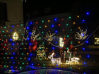 Nicht nur das Haus, auch Gartenzaun und Garten sind in der Sülzbacher Straße von Ellhofen lin der Adventzeit leuchtend geschmückt Nicht nur das Haus, auch Gartenzaun und Garten sind in der Sülzbacher Straße von Ellhofen lin der Adventzeit leuchtend geschmückt