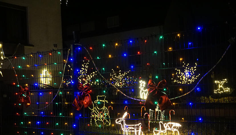 Nicht nur das Haus, auch Gartenzaun und Garten sind in der Sülzbacher Straße von Ellhofen lin der Adventzeit leuchtend geschmückt Nicht nur das Haus, auch Gartenzaun und Garten sind in der Sülzbacher Straße von Ellhofen lin der Adventzeit leuchtend geschmückt
