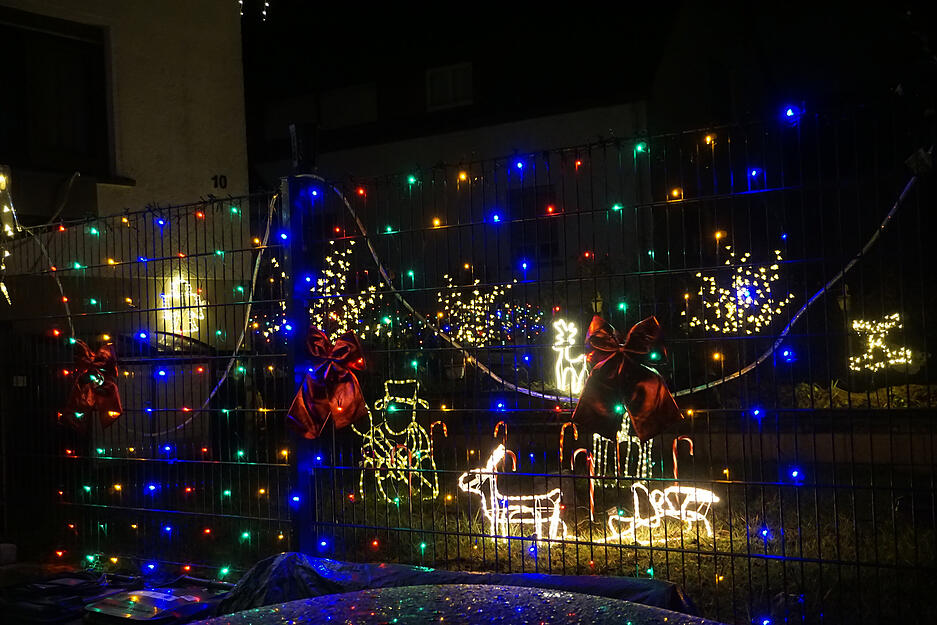 Nicht nur das Haus, auch Gartenzaun und Garten sind in der Sülzbacher Straße von Ellhofen lin der Adventzeit leuchtend geschmückt Nicht nur das Haus, auch Gartenzaun und Garten sind in der Sülzbacher Straße von Ellhofen lin der Adventzeit leuchtend geschmückt