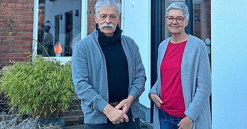 Ulrich Kammerer und Tania Bayer stecken hinter der Demenz-WG in der Lauffener Lindenstra&szlig;e (im Hintergrund).