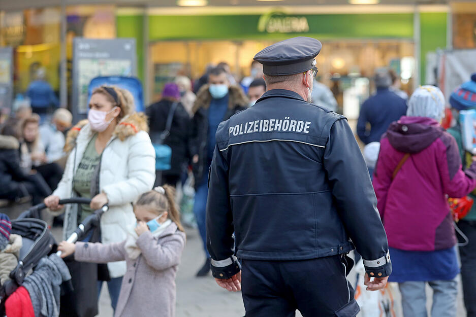 Mit der Polizeibeh&ouml;rde unterwegs in Heilbronn w&auml;hrend Corona, u.a. Maskenkontrolle