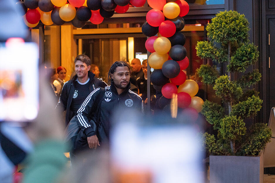 Eine Nacht verbrachten die DFB-Stars um Joshua Kimmich, Nick Woltemade und Florian Witz im Parkhotel in Heilbronn. Am Freitagabend brach das Team nach Sinsheim auf, um beim WM-Qualifikationsspiel gegen Luxemburg anzutreten. Vor Ort warteten hunderte Fans.
