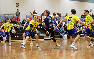 Nicolas Ehrlich (am Ball) ist nach seiner einmonatigen Pause inzwischen zur&uuml;ck im Kader und tastet sich langsam wieder an das Niveau der Regionalliga heran. Drei Treffer gelangen dem 21-J&auml;hrigen gegen den TV Plochingen.