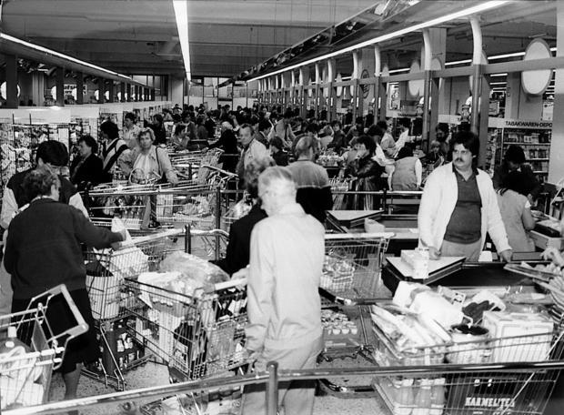 Stau drinnen und draußen: Lange Warteschlangen auch innerhalb des Warenhauses an den Kassen.