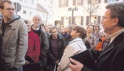 Norbert Stau&szlig; (rechts) erz&auml;hlte bei seiner Stadtf&uuml;hrung viele Geschichten von ehemaligen j&uuml;dischen Bewohnern &Ouml;hringens.Foto: Stefanie Pf&auml;ffle