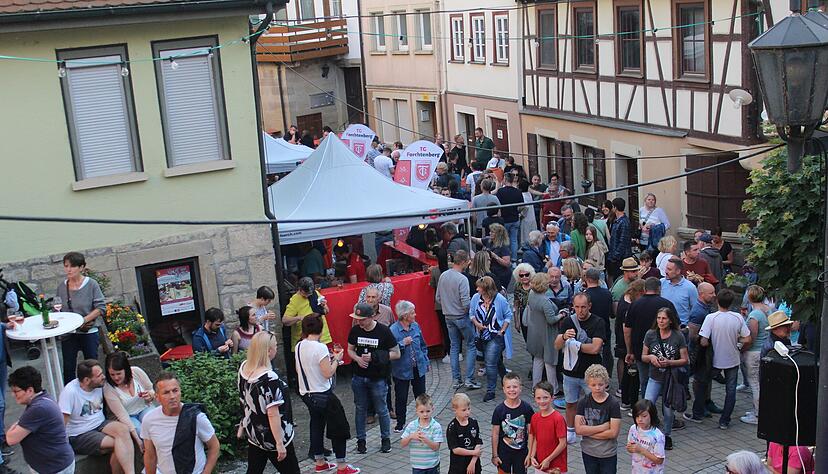 Entspannte Partystimmung am Würzburger Tor: Älteres und auch ganz junges Publikum belebt am Freitagabend die Straßen der Altstadt. Entspannte Partystimmung am Würzburger Tor: Älteres und auch ganz junges Publikum belebt am Freitagabend die Straßen der Altstadt.