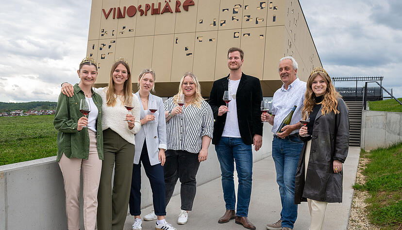Im Frühjahr gastierten die Deutschen Weinmajestäten im  Erlenbacher Weingut Schropp, es war auch ein Weinprinz dabei: (von links) Katharina Gräff, Julia Lambrich, Kim Weißflog, Ines Pfeiffer, Württembergs Weinprinz Moritz Ocker, Martin Schropp, Charlotte Weihl