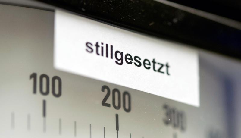 Der Schriftzug "stillgesetzt" im Kontrollraum des stillgelegten Atomkraftwerks Obrigheim. Foto: Uwe Anspach/Archiv
