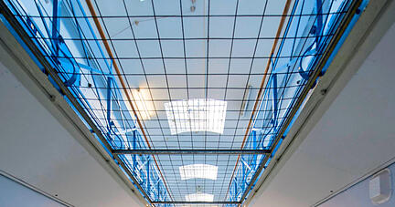 Straft&auml;ter sitzen hinter Schloss und Riegel. Ihre illegalen Machenschaften lassen sie nicht bleiben. Der Drogenhandel spielt in Justizvollzugsanstalten keine kleine Rolle, wie das j&uuml;ngste Beispiel in Heilbronn zeigt.
Foto: Archiv/Berger