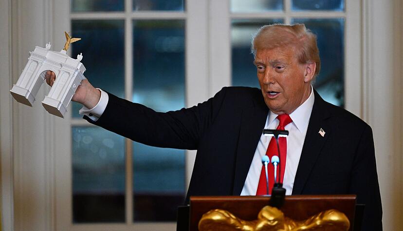Trump stellte bei einem Spendendinner ein Modell für einen Triumphbogen in der US-Hauptstadt Washington vor. Trump stellte bei einem Spendendinner ein Modell für einen Triumphbogen in der US-Hauptstadt Washington vor.