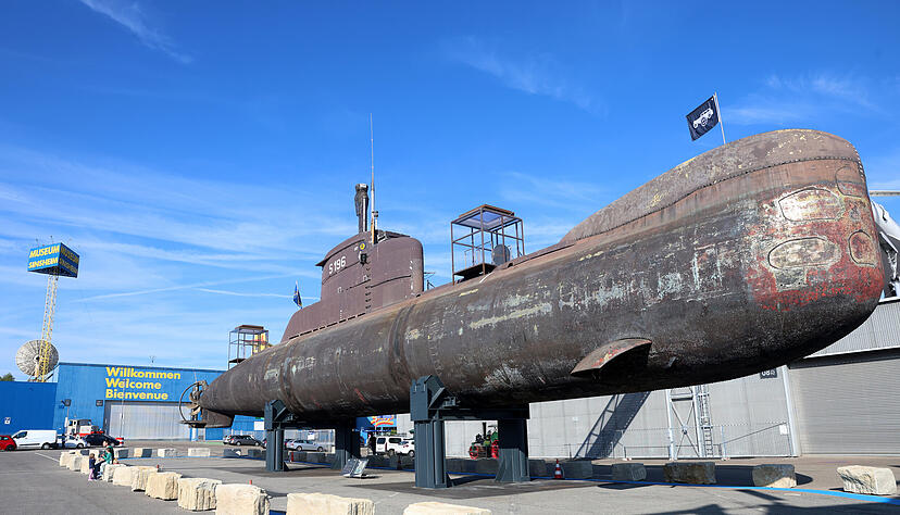 Das U-Boot U17, das mit großem Aufwand nach Sinsheim transportiert wurde, kann nun von der Öffentlichkeit im Technikmuseum besichtigt werden. Das U-Boot U17, das mit großem Aufwand nach Sinsheim transportiert wurde, kann nun von der Öffentlichkeit im Technikmuseum besichtigt werden.