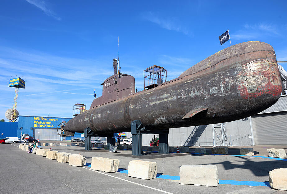 Das U-Boot U17, das mit großem Aufwand nach Sinsheim transportiert wurde, kann nun von der Öffentlichkeit im Technikmuseum besichtigt werden. Das U-Boot U17, das mit großem Aufwand nach Sinsheim transportiert wurde, kann nun von der Öffentlichkeit im Technikmuseum besichtigt werden.