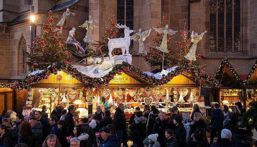 Der Stand der Mandelbrennerei Riedel aus Nordhausen wird von den K&auml;thchen zum sch&ouml;nsten Stand gek&uuml;rt.