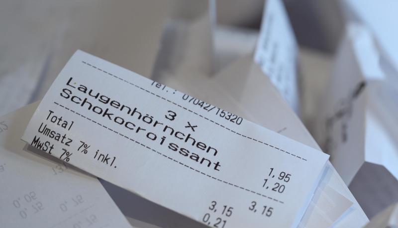 Kassenzettel liegen bei einem Bäcker in einem Korb. Kassenzettel liegen bei einem Bäcker in einem Korb.