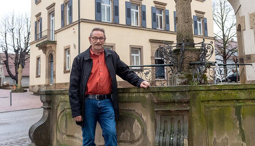 Roland Baumann weiß zu jedem Kunstwerk in Güglingen eine Geschichte zu erzählen. Hier steht er am Marktbrunnen mit dem Fischweib, im Hintergrund ist das Römermuseum zu sehen. Roland Baumann weiß zu jedem Kunstwerk in Güglingen eine Geschichte zu erzählen. Hier steht er am Marktbrunnen mit dem Fischweib, im Hintergrund ist das Römermuseum zu sehen.