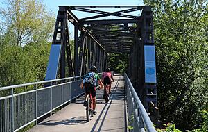 1993 fuhr hier der letzte Zug: Die alte Bahnbrücke zwischen Möglingen und Ohrnberg gehört seit 2004 zum Radweg durchs Kochertal.