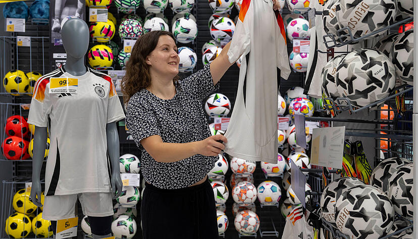 Vorboten der EM im Sportgeschäft Decathlon mit Franziska Maindok.