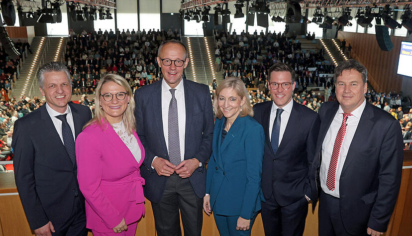 Gut gelaunt in Künzelsau: Thorsten Frei (von links), Christina Stumpp, Kanzlerkandidat Friedrich Merz, Nina Warken, Manuel Hagel und Christian von Stetten.