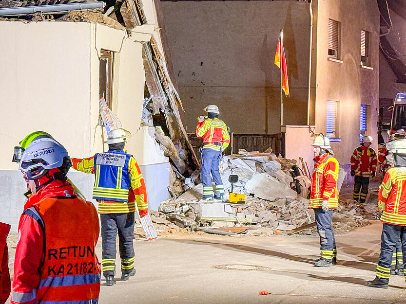 Gro&szlig;einsatz von Rettungskr&auml;ften in Stutensee im Landkreis Karlsruhe. Ein Haus ist akut einsturzgef&auml;hrdet.