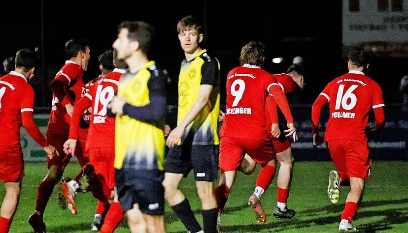 Die Gommersdorfer jubeln nach dem sp&auml;ten Ausgleich.