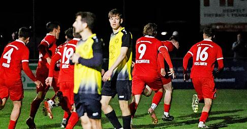 Die Gommersdorfer jubeln nach dem späten Ausgleich. Die Gommersdorfer jubeln nach dem späten Ausgleich.