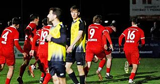 Die Gommersdorfer jubeln nach dem sp&auml;ten Ausgleich.