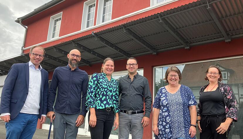 Beim Rundgang im zukünftigen Gesundheitszentrum (von links): Bürgermeister Simon Michler, Razvan-Bogdan Preda, Viktoria und Denis Haffner, Architektin Ute Windmüller und Projektsteuerin Tanja Ehmann. Beim Rundgang im zukünftigen Gesundheitszentrum (von links): Bürgermeister Simon Michler, Razvan-Bogdan Preda, Viktoria und Denis Haffner, Architektin Ute Windmüller und Projektsteuerin Tanja Ehmann.