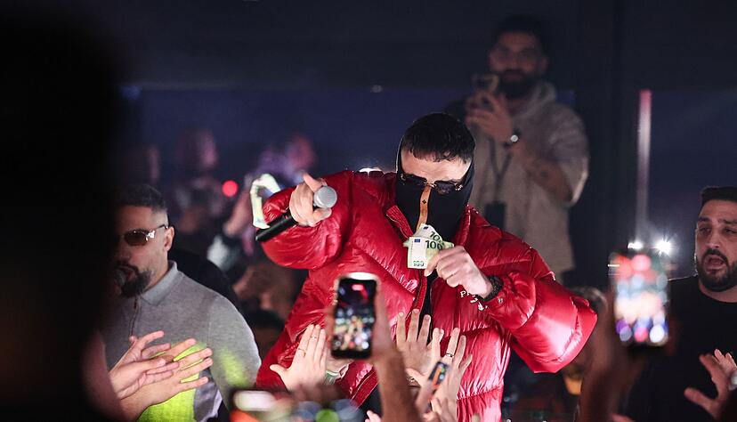 Fürs Publikum gab es Euroscheine statt Botschaften des Rappers. Fürs Publikum gab es Euroscheine statt Botschaften des Rappers.