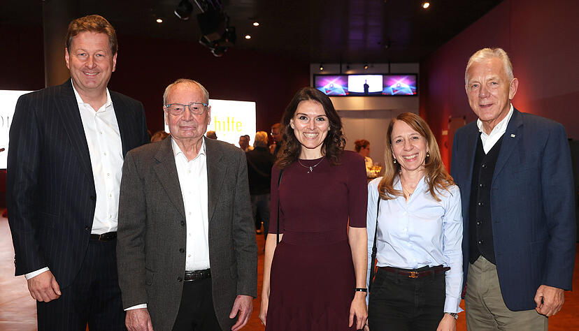 Man kennt sich, man sch&auml;tzt sich: Ralf Peter Beitner und Rolf H&auml;rdtner (von links), hier bei der Gala zu 40 Jahre Sporthilfe Unterland in der Experimenta im vergangenen November, gemeinsam mit Beitners Lebensgef&auml;hrtin Amy Lungu (Mitte), Stefanie H&auml;rdtner, Gesch&auml;ftsf&uuml;hrerin der H&auml;rdtner Backstube GmbH, und Heilbronns Oberb&uuml;rgermeister Harry Mergel.