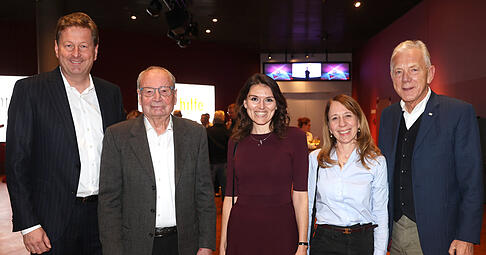 Man kennt sich, man sch&auml;tzt sich: Ralf Peter Beitner und Rolf H&auml;rdtner (von links), hier bei der Gala zu 40 Jahre Sporthilfe Unterland in der Experimenta im vergangenen November, gemeinsam mit Beitners Lebensgef&auml;hrtin Amy Lungu (Mitte), Stefanie H&auml;rdtner, Gesch&auml;ftsf&uuml;hrerin der H&auml;rdtner Backstube GmbH, und Heilbronns Oberb&uuml;rgermeister Harry Mergel.
