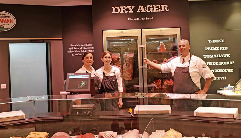 Filialleiter Tony Licciardi mit seinen Mitarbeiterinnen Celine Hekler und Susanne Frank (links) in der runderneuerten Nothwang-Filiale im Kaufhof.Foto: Jürgen Paul Filialleiter Tony Licciardi mit seinen Mitarbeiterinnen Celine Hekler und Susanne Frank (links) in der runderneuerten Nothwang-Filiale im Kaufhof.Foto: Jürgen Paul