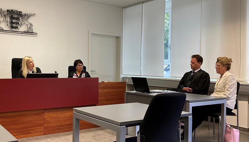 Regine Nessel (rechts) und ihr Hamburger Anwalt Arne Killmer. Ob und unter welchen Bedingungen die 57-jährige Klägerin weiter bei SLK arbeiten wird, ist offen. Regine Nessel (rechts) und ihr Hamburger Anwalt Arne Killmer. Ob und unter welchen Bedingungen die 57-jährige Klägerin weiter bei SLK arbeiten wird, ist offen.