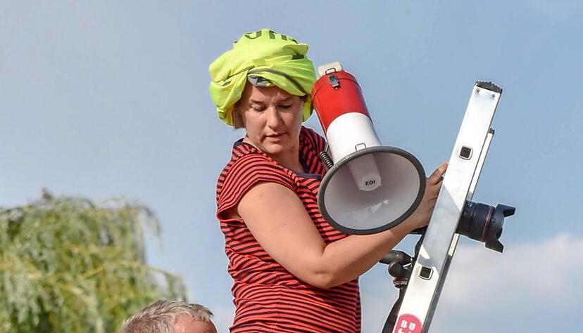 Künstler Willi Dorner und Fotografin Lisa Rastl dirigieren die Models. Künstler Willi Dorner und Fotografin Lisa Rastl dirigieren die Models.