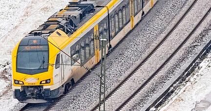Regionalexpress bei Nordheim: Ein Bündel vieler Maßnahmen soll die Frankenbahn zuverlässiger machen.
Foto: Archiv