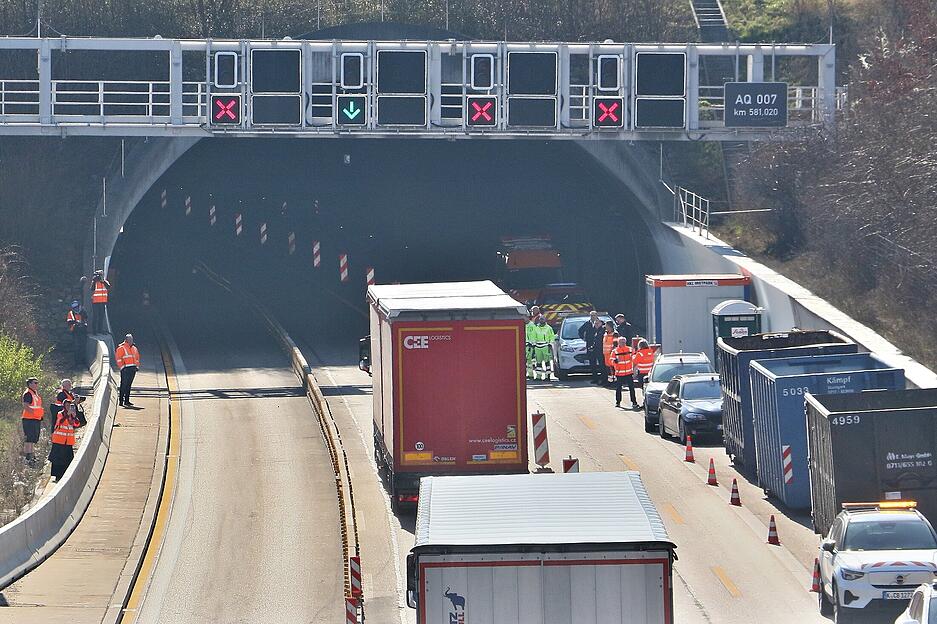 Nach dem Brand im Engelbergtunnel auf der A81 ist die Westr&ouml;hre am Donnerstag (19. M&auml;rz) wieder teilweise ge&ouml;ffnet worden.