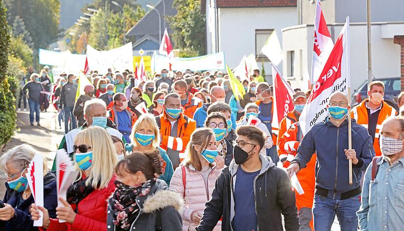 Zeigen in Gundelsheim Präsenz: Gut 200 Mitarbeiter des öffentlichen Diensts ziehen durch die Stadt zum Rathaus. Bürgermeisterin Heike Schokatz engagiert sich bei den kommunalen Arbeitgebern.
Foto: Ralf Seidel Zeigen in Gundelsheim Präsenz: Gut 200 Mitarbeiter des öffentlichen Diensts ziehen durch die Stadt zum Rathaus. Bürgermeisterin Heike Schokatz engagiert sich bei den kommunalen Arbeitgebern.
Foto: Ralf Seidel