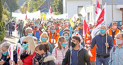 Zeigen in Gundelsheim Präsenz: Gut 200 Mitarbeiter des öffentlichen Diensts ziehen durch die Stadt zum Rathaus. Bürgermeisterin Heike Schokatz engagiert sich bei den kommunalen Arbeitgebern.
Foto: Ralf Seidel