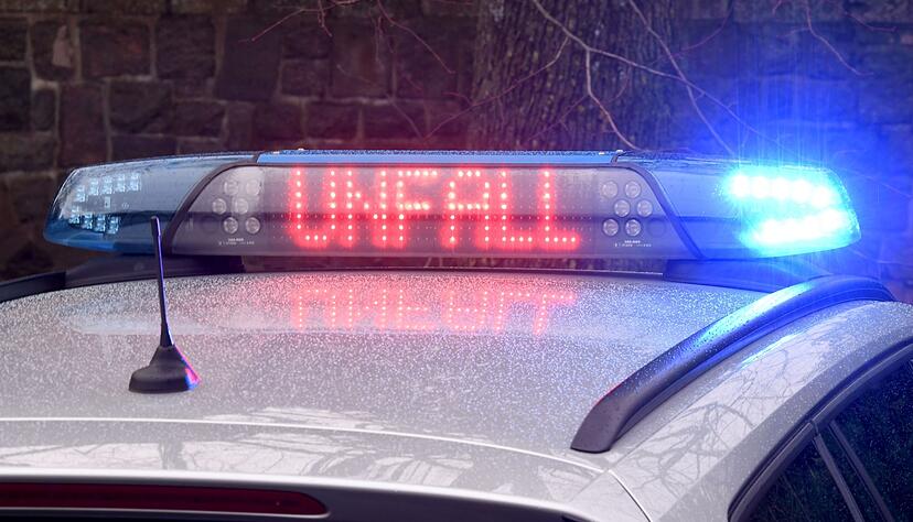 Polizei und Rettungskräfte sind am Mittwochnachmittag nach einem Unfall bei Mosbach im Einsatz. Polizei und Rettungskräfte sind am Mittwochnachmittag nach einem Unfall bei Mosbach im Einsatz.