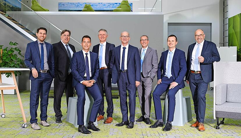 Arnold Umformtechnik hat seine Geschäftsführung erweitert, von links: Thorsten Lienhardt-Schuster (COO Fastening Systems), Frank Guse (Senior Director Human Resources & Organisation), Mario Metzger (Chief Marketing Officer), Uwe Wolfarth (Senior Director Research & Development), CEO Dirk Döllner, Steffen Müller-Hornung (Senior Director Purchasing), Lukas Schmieg (COO Functional Components) und Bernd Weidner (COO Fastening Solutions). Arnold Umformtechnik hat seine Geschäftsführung erweitert, von links: Thorsten Lienhardt-Schuster (COO Fastening Systems), Frank Guse (Senior Director Human Resources & Organisation), Mario Metzger (Chief Marketing Officer), Uwe Wolfarth (Senior Director Research & Development), CEO Dirk Döllner, Steffen Müller-Hornung (Senior Director Purchasing), Lukas Schmieg (COO Functional Components) und Bernd Weidner (COO Fastening Solutions).