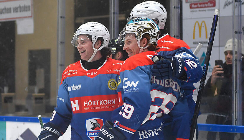 Endlich wieder lachende Gesichter bei den Falken-Spielern nach dem Kantersieg gegen die Bayreuth Tigers.